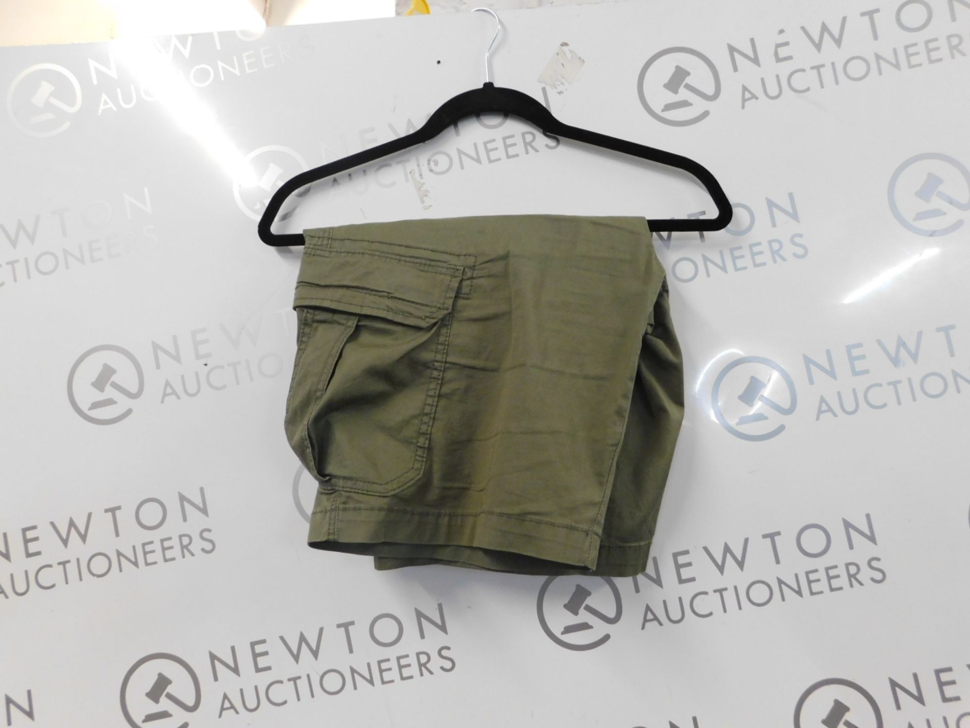 1 MENS UNIONBAY CARGO SHORTS IN OLIVE GREEN RRP Â£29 (HOLE ON THE BACK)