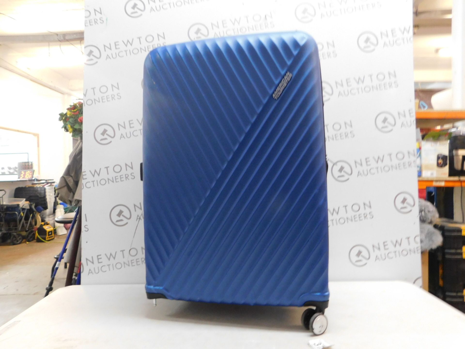 1 AMERICAN TOURISTER LARGE HARDSIDE SPINNER CASE RRP Â£69 (MISSING 1 WHEEL)