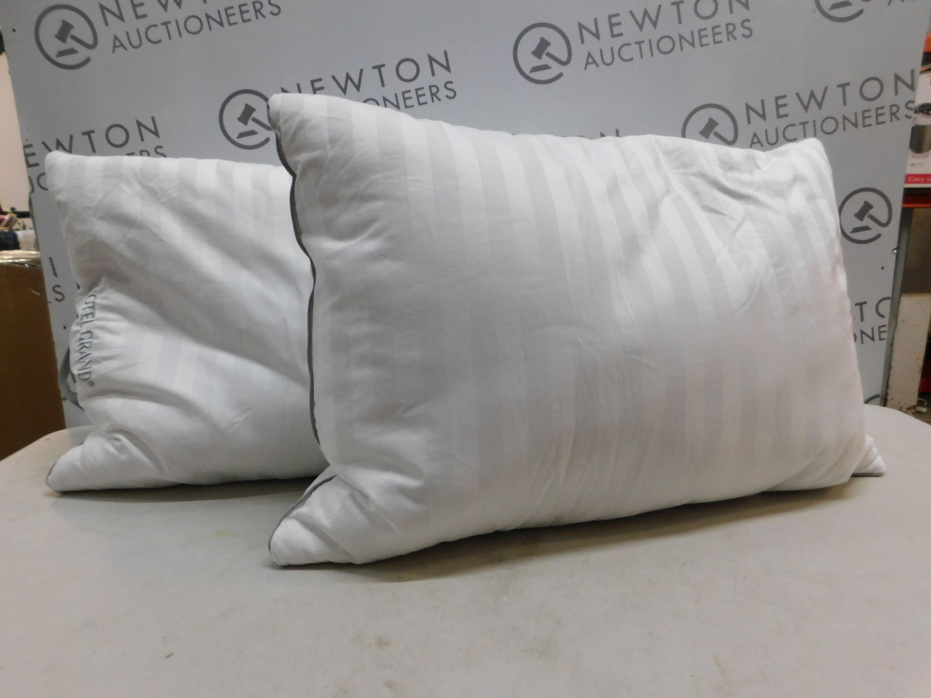 1 PAIR OF HOTEL GRAND DOUBLE TOP GOOSE FEATHER & GOOSE DOWN PILLOWS RRP Â£49.99