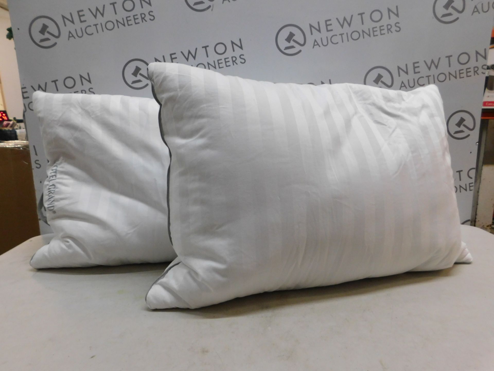 1 PAIR OF HOTEL GRAND DOUBLE TOP GOOSE FEATHER & GOOSE DOWN PILLOWS RRP Â£49.99