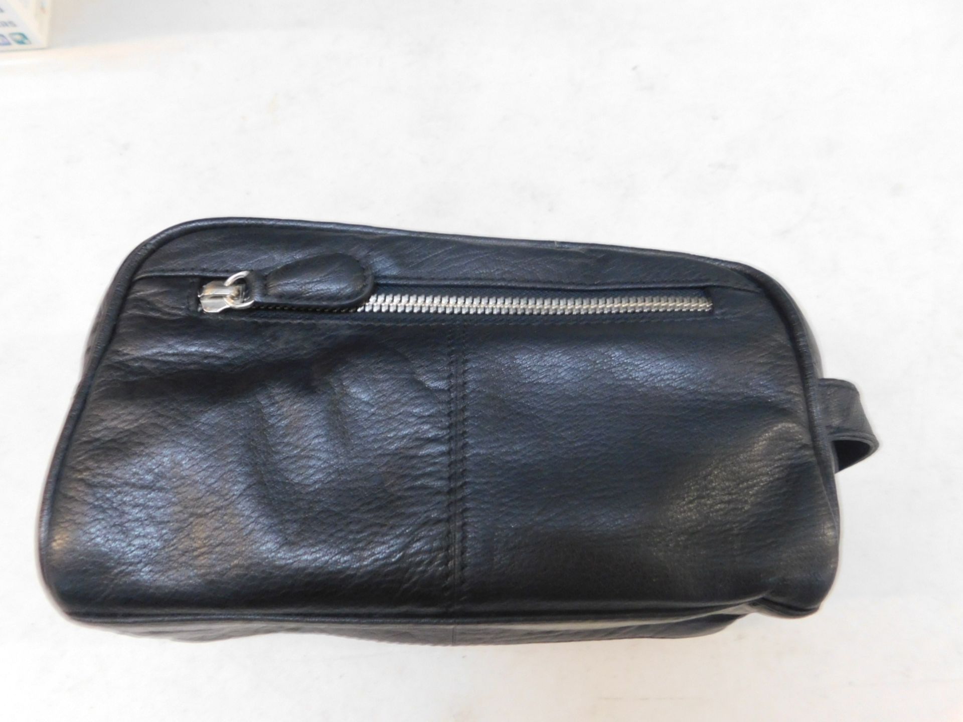 1 OSPREY BLACK CHAPMAN SADDLE LEATHER TOILETRIES BAG RRP Â£29.99