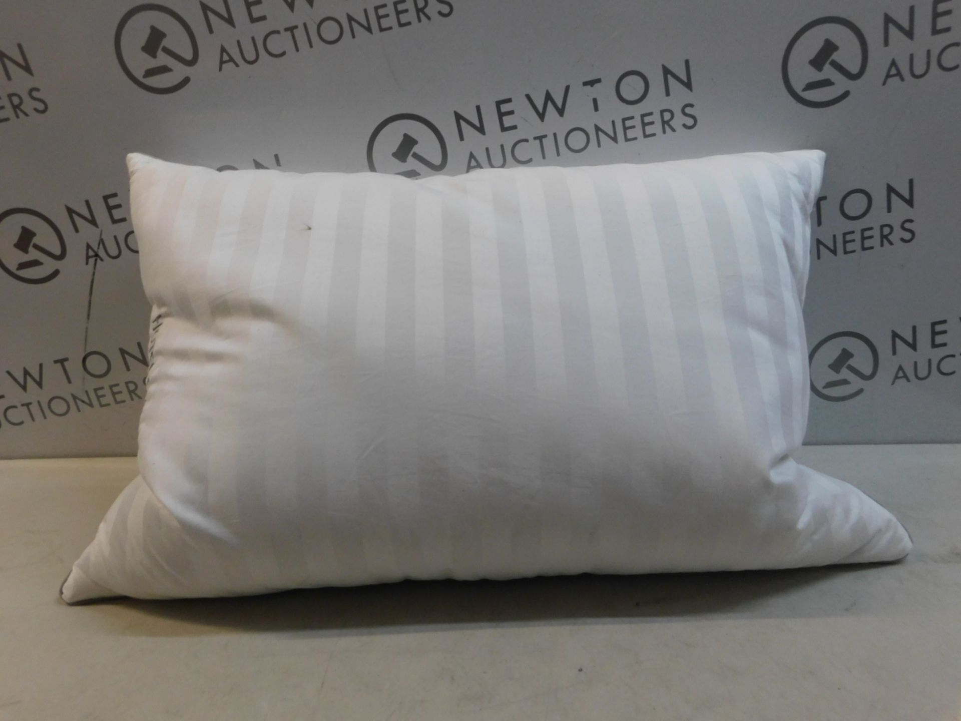 1 HOTEL GRAND DOUBLE TOP GOOSE FEATHER & GOOSE DOWN PILLOW RRP Â£29.99