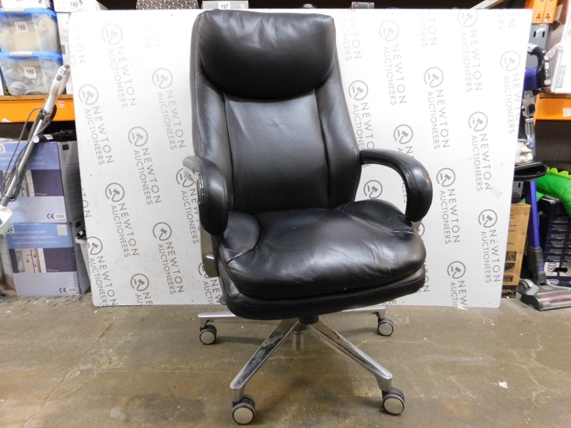 1 LA-Z-BOY EXECUTIVE BLACK LEATHER OFFICE CHAIR RRP Â£299 (RIPS ON ARMRESTS)