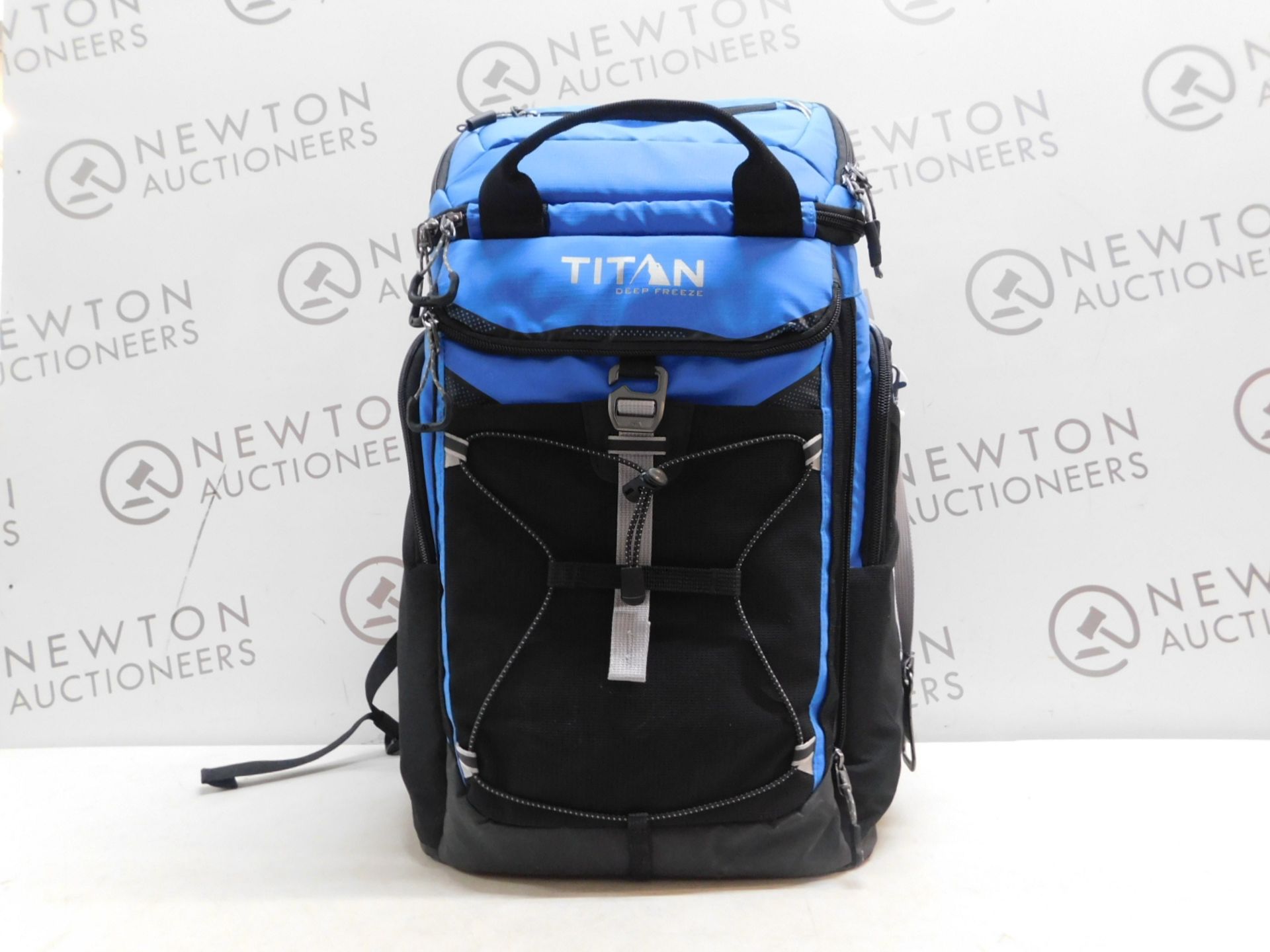 1 TITAN DEEP FREEZEÂ® 26 CAN BACKPACK RRP Â£39