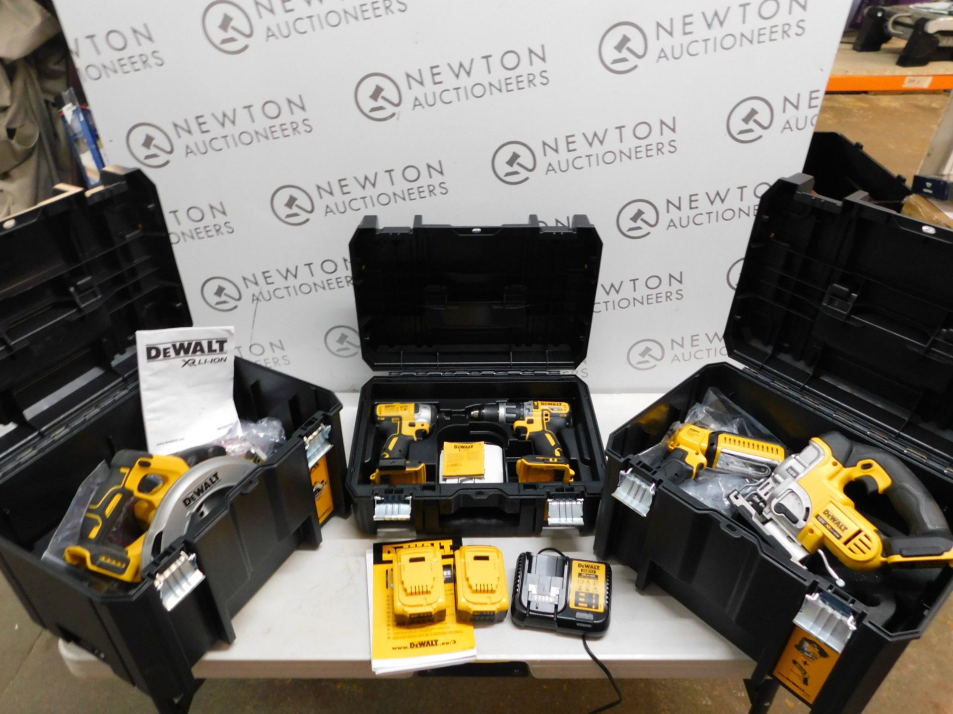 1 DEWALT DCK523P3T (EXCELLENT CONDITION) 18V XR 5-PIECE POWERTOOL KIT CONSISTS OF: DCD796 COMPACT