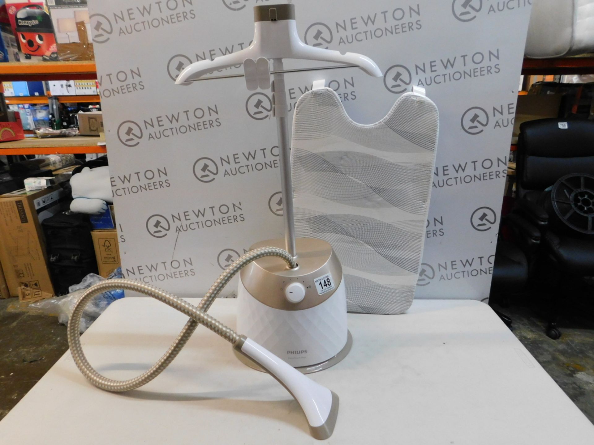 1 PHILIPS EASYTOUCH STAND GARMET STEAMER RRP Â£119.99