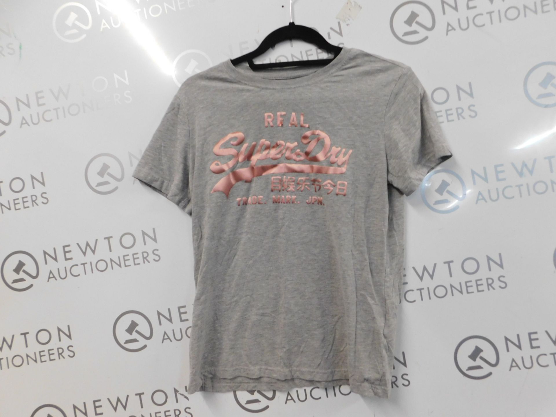 1 LADIES SUPERDRY GRAPHIC TEE IN GRAY SIZE 12 RRP Â£14.99