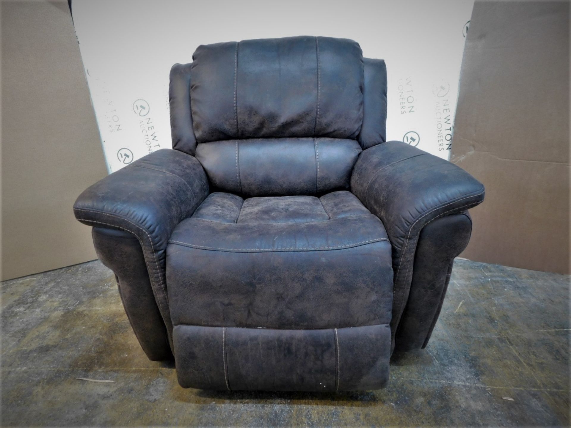 1 PULASKI PORTAGE FABRIC POWER RECLINER RRP Â£399 (REMOTE CUT OFF)