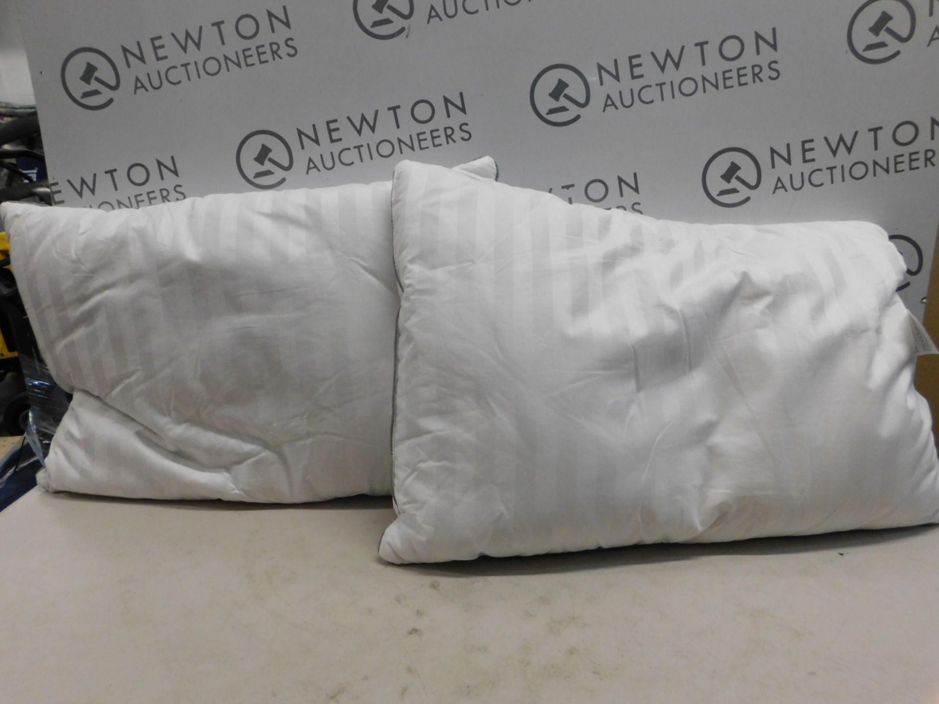 1 PAIR OF HOTEL GRAND DOUBLE TOP GOOSE FEATHER & GOOSE DOWN PILLOWS RRP Â£39.99