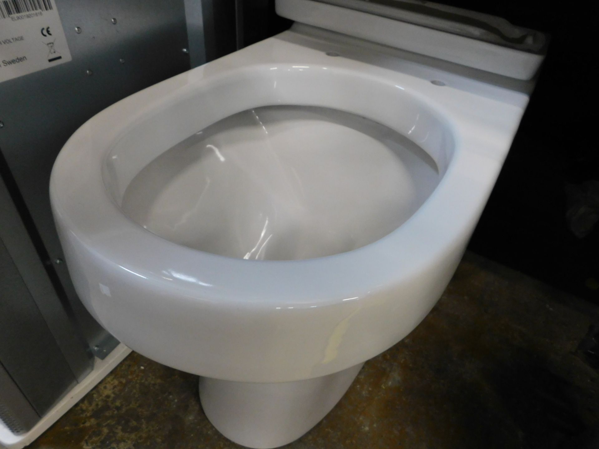 1 TAVISTOCK OUTLINE CLOSE COUPLED TOILET & SEAT RRP Â£299