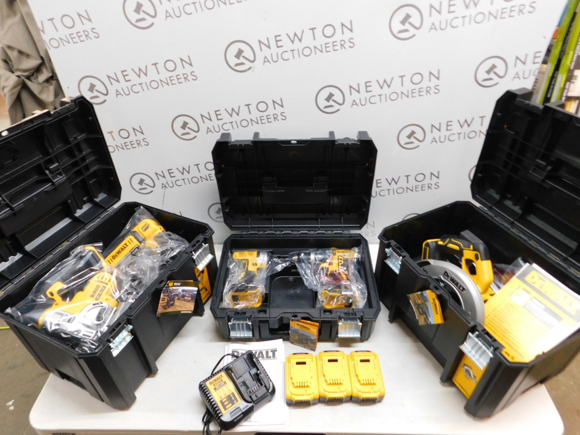 1 DEWALT DCK523P3T (EXCELLENT CONDITION) 18V XR 5-PIECE POWERTOOL KIT CONSISTS OF: DCD796 COMPACT