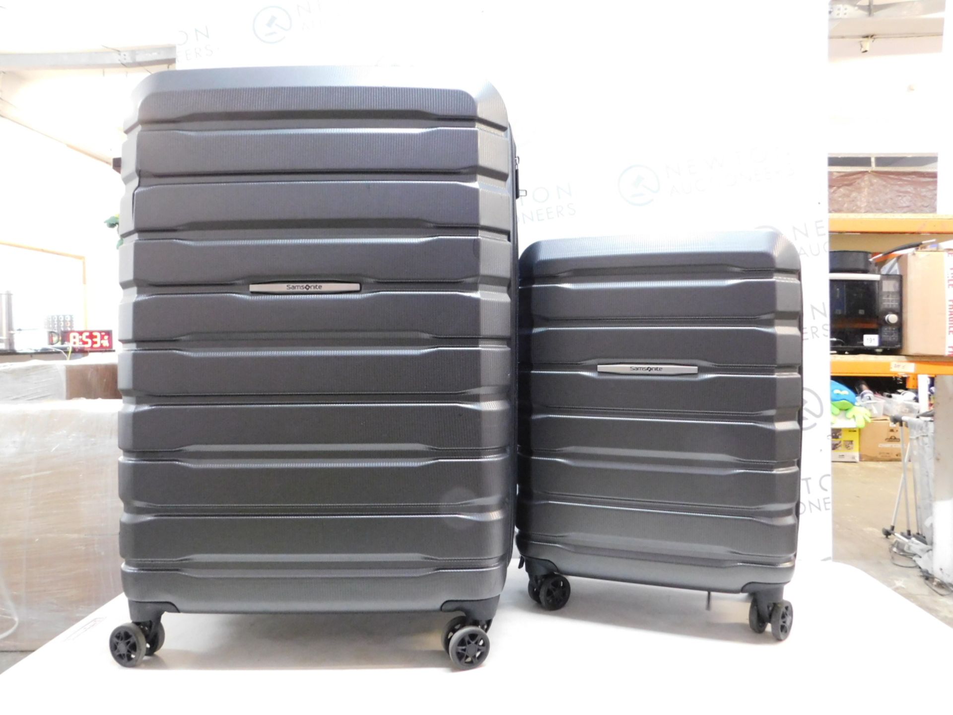 1 SAMSONITE 2-PIECE HARDCASE LUGGAGE SET RRP Â£229.99 (LARGE CASE CRACKED)