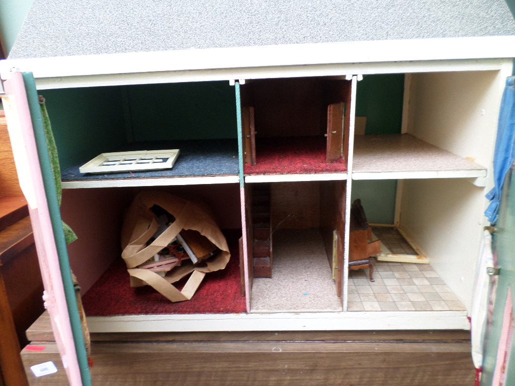 Pink walled dolls house with internal furniture - Image 2 of 2