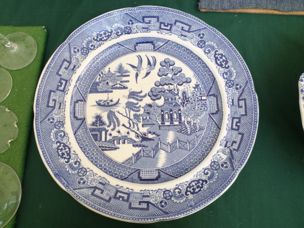 Circular blue and white willow patterned serving dish on circular raised plinth and plate - Image 2 of 2