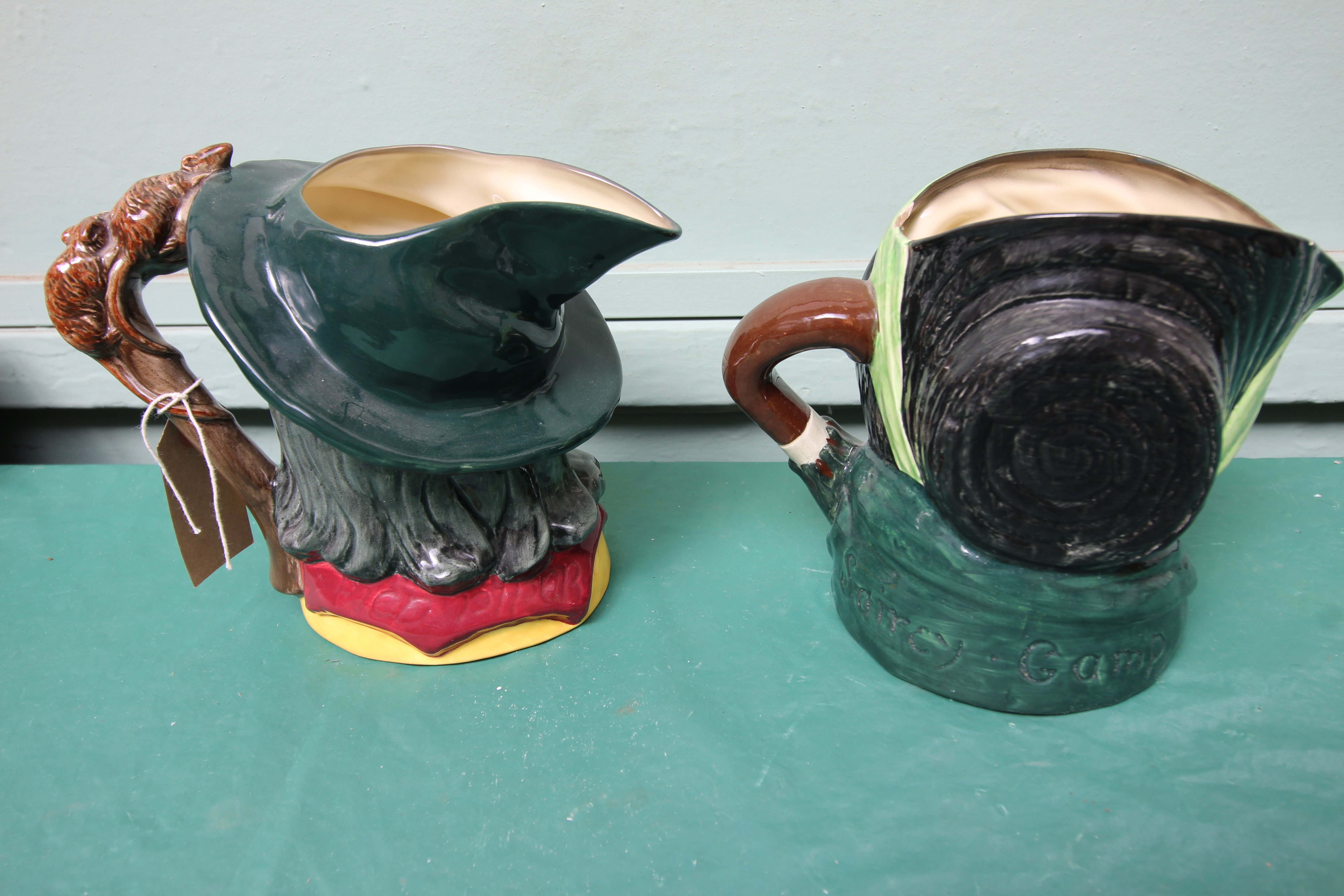 2 large Royal Doulton character jugs 'The Pied Piper' and ' Sairey Gamp' (chipped) - Image 2 of 3