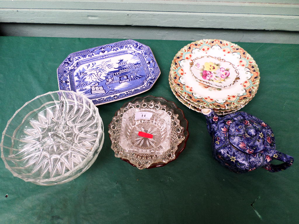 Magpie lot of mixed glassware, Rington blue patterned teapot, willow patterned plate etc.