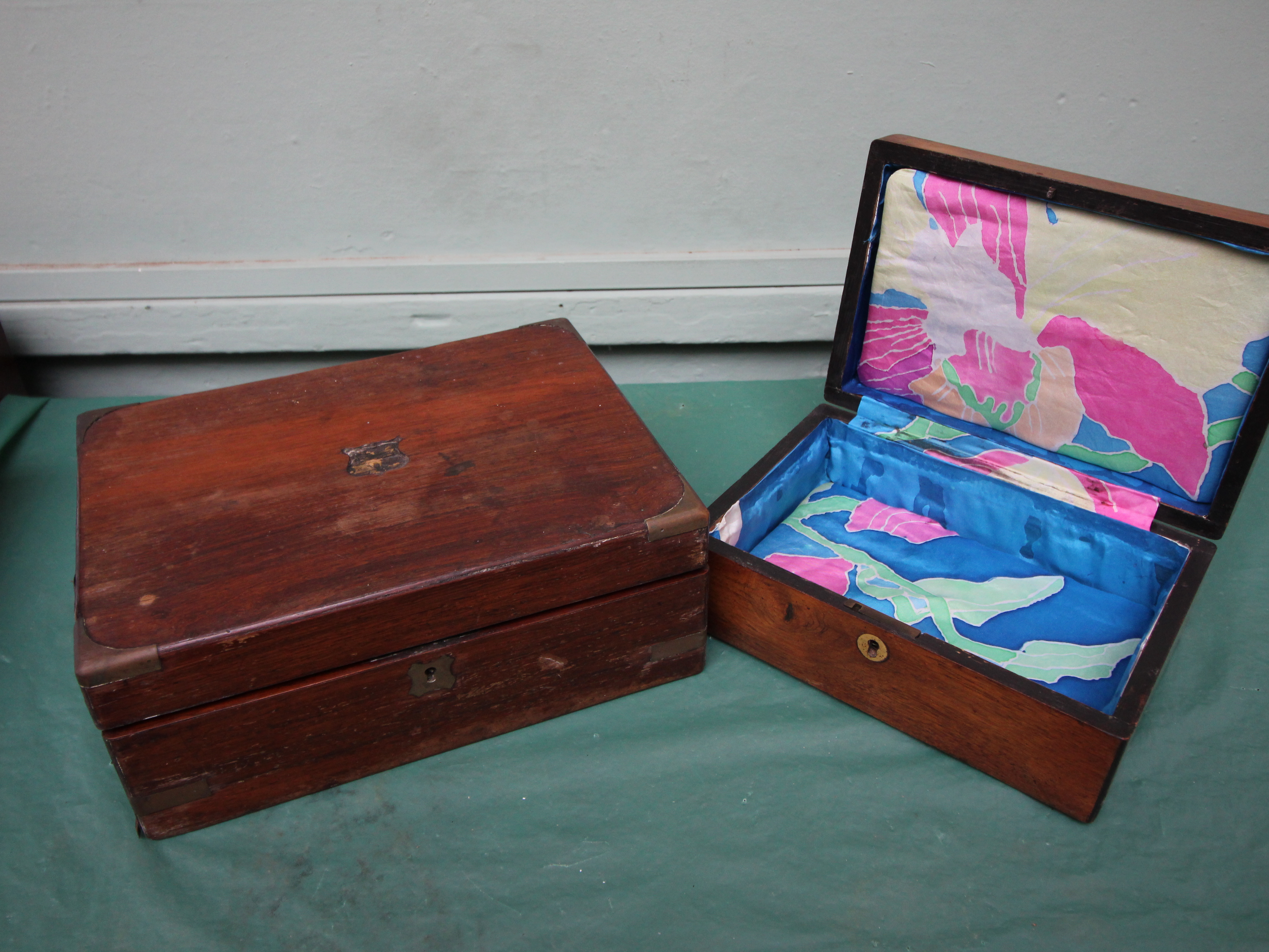 Rosewood jewellery box with mother of pearl inlay and an oak and brass hinged writing box - Image 2 of 3