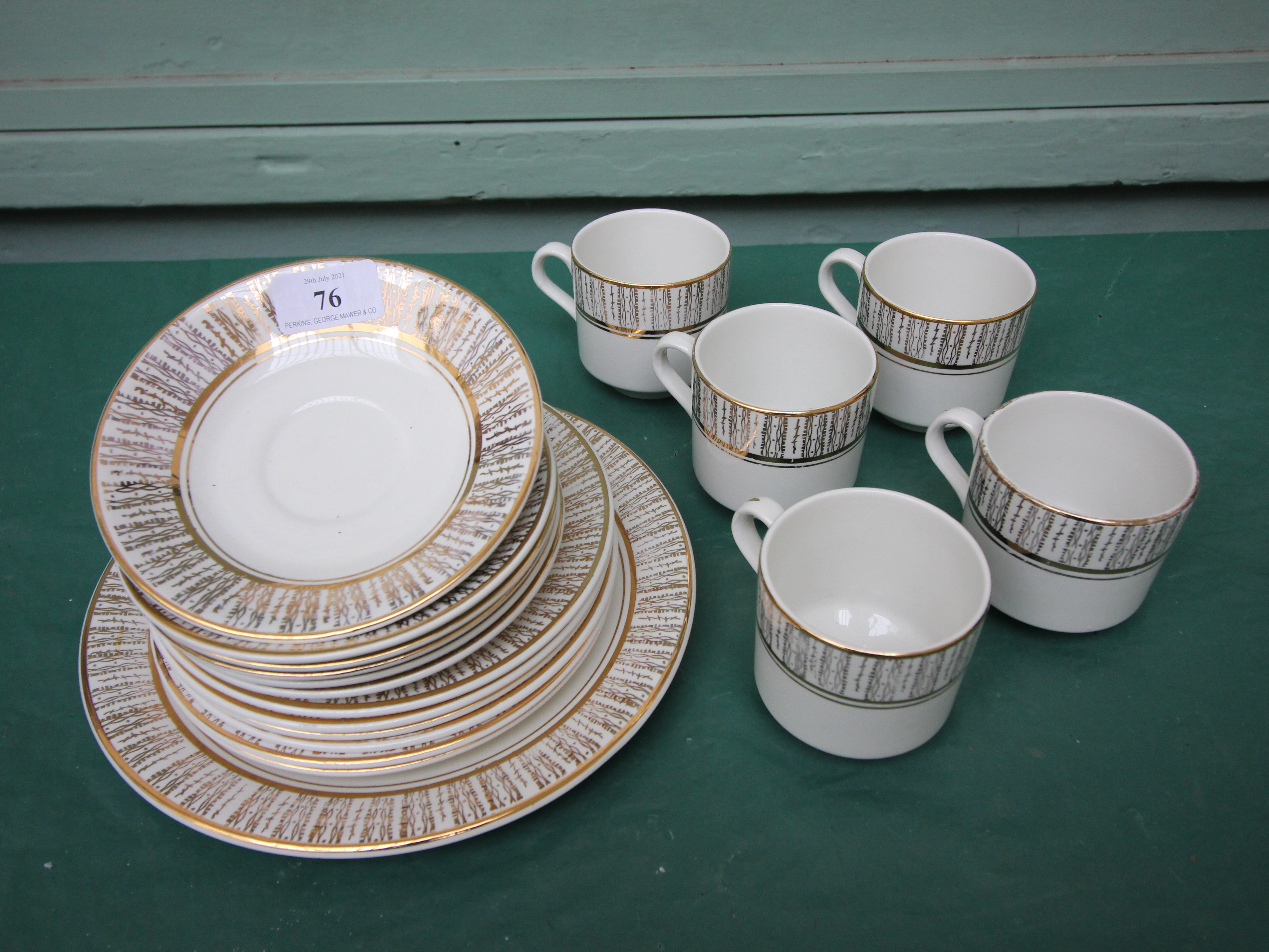 Arklow Irish white and gilt patterned part tea service (18 pieces)