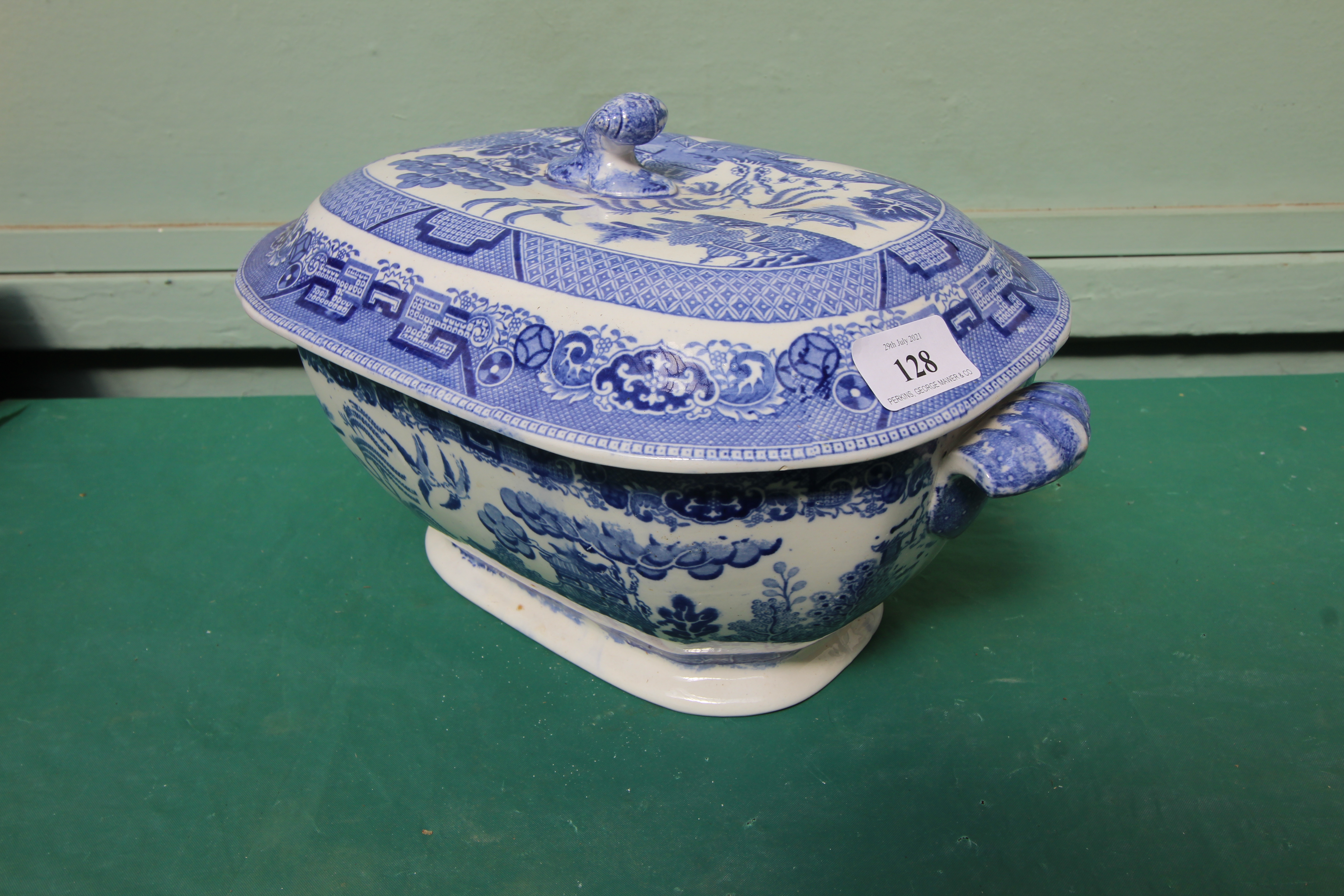 Large lidded willow patterned casserole - Image 2 of 3