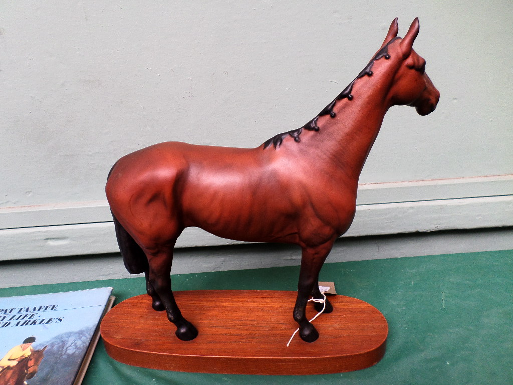 Model of the famous racehore Arkle on oval plinth together with 4 vols. - Image 3 of 3