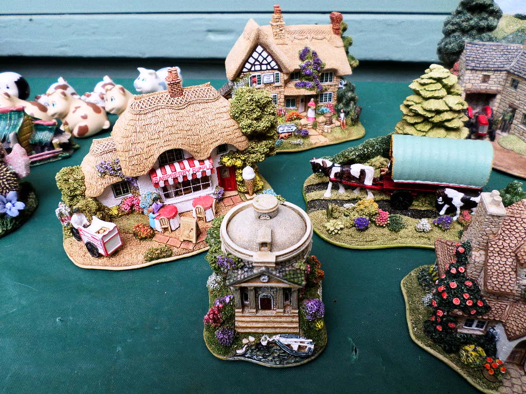 Box of miniatures incl. a sel. of Lilliput Lane houses etc. - Image 4 of 5