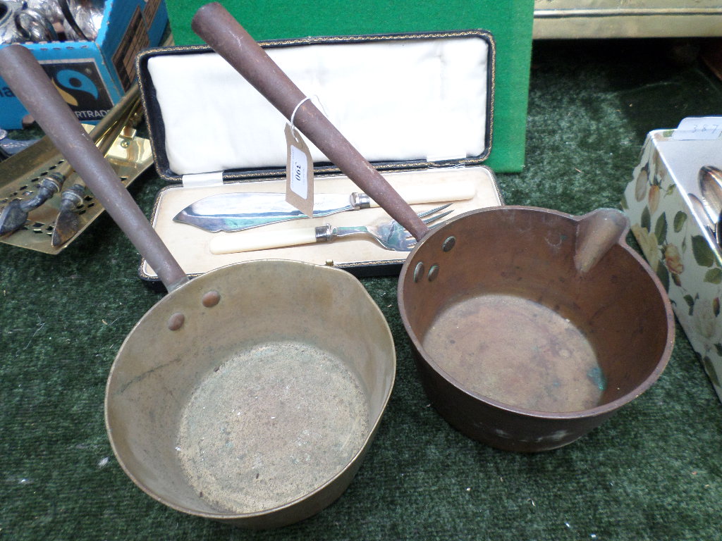 Boxed set of bone handled fish servers and 2 brass iron handled saucepans - Image 2 of 2