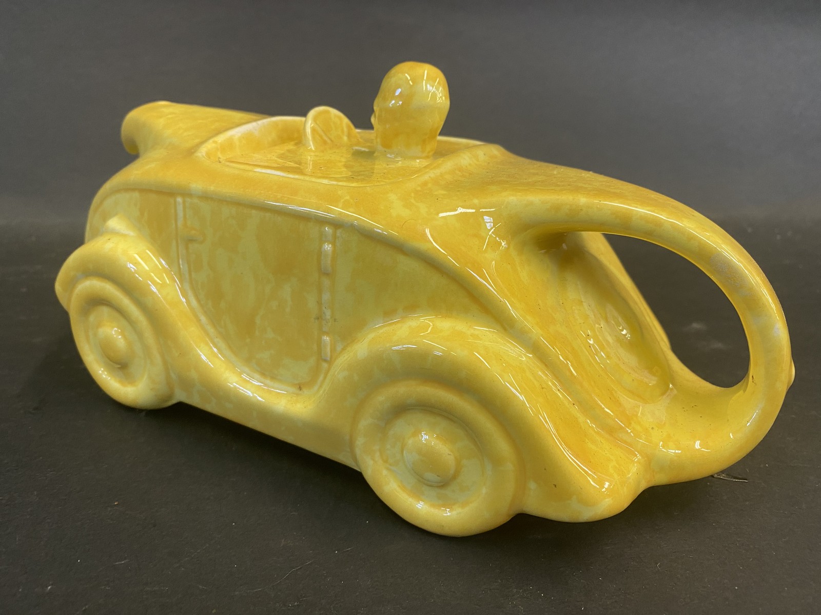 An Art Deco Sadler teapot in the form of a streamlined motor car, yellow version. - Bild 2 aus 4