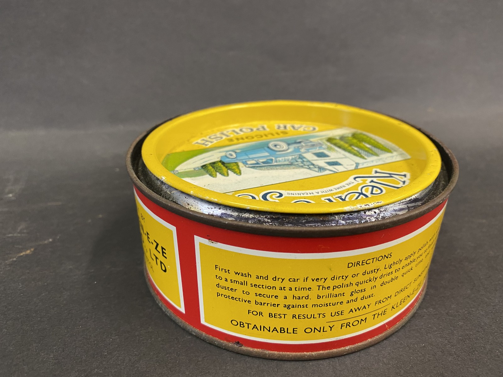 A Kleen-e-ze car polish tin in excellent condition, with an image of a 1950s car to the lid. - Bild 2 aus 3