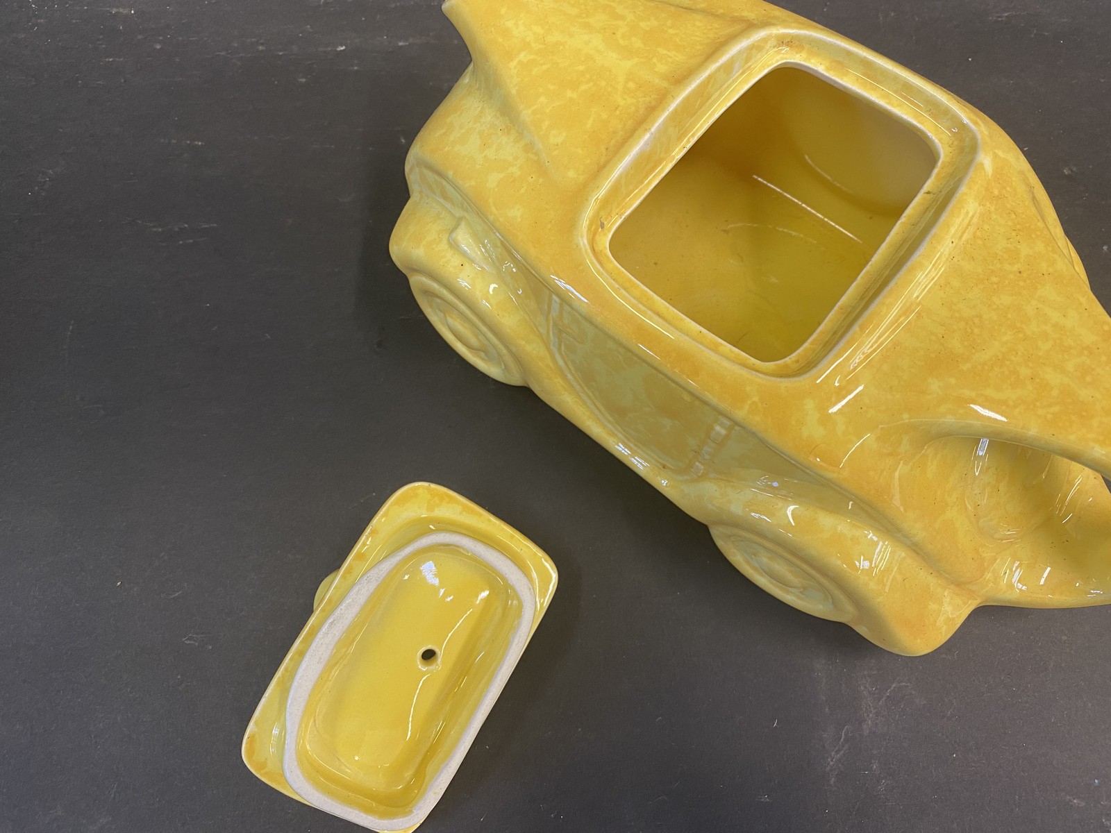 An Art Deco Sadler teapot in the form of a streamlined motor car, yellow version. - Bild 3 aus 4