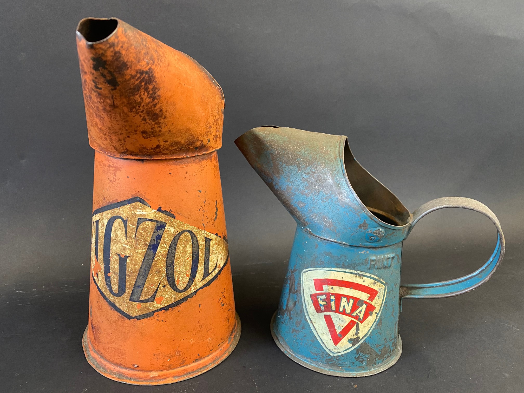 A Vigzol quart oil measure and a Fina pint measure.