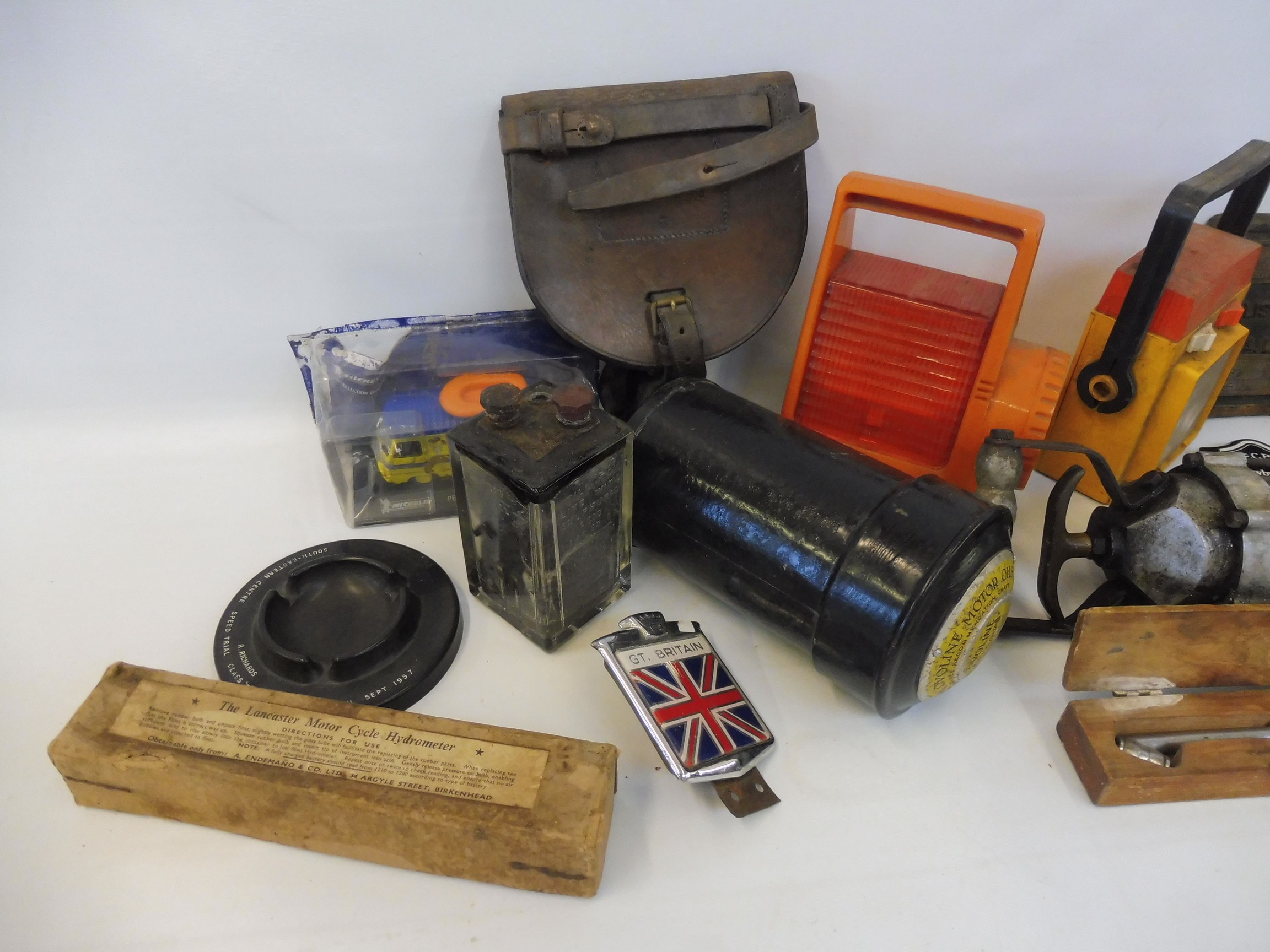 A quantity of garage equipment to include a UCL gun, a glass motorcycle battery etc. - Image 2 of 4