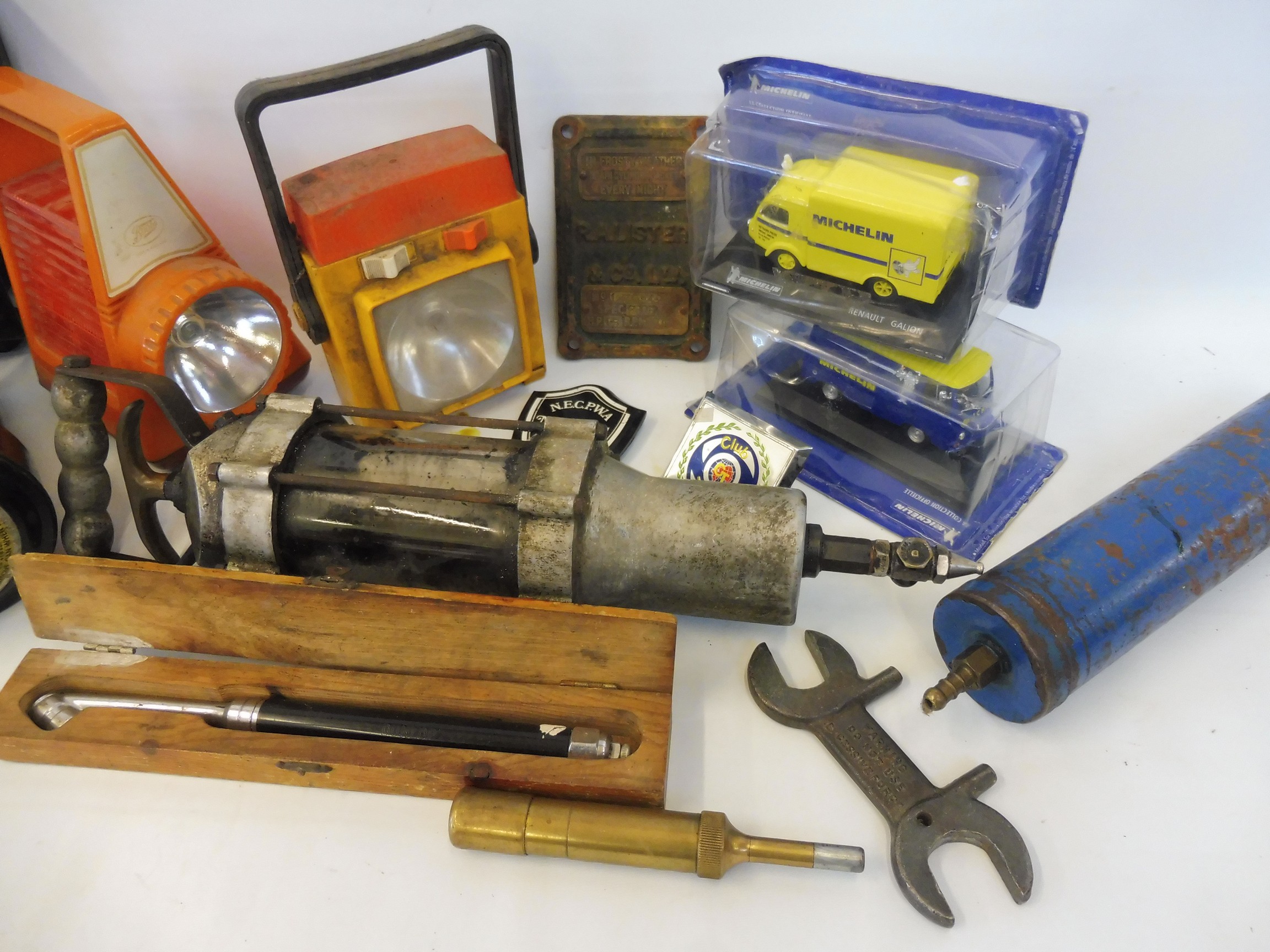 A quantity of garage equipment to include a UCL gun, a glass motorcycle battery etc. - Image 3 of 4
