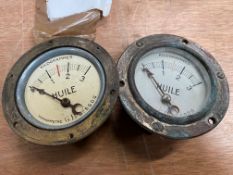 Two oil pressure gauges, marked Huile.