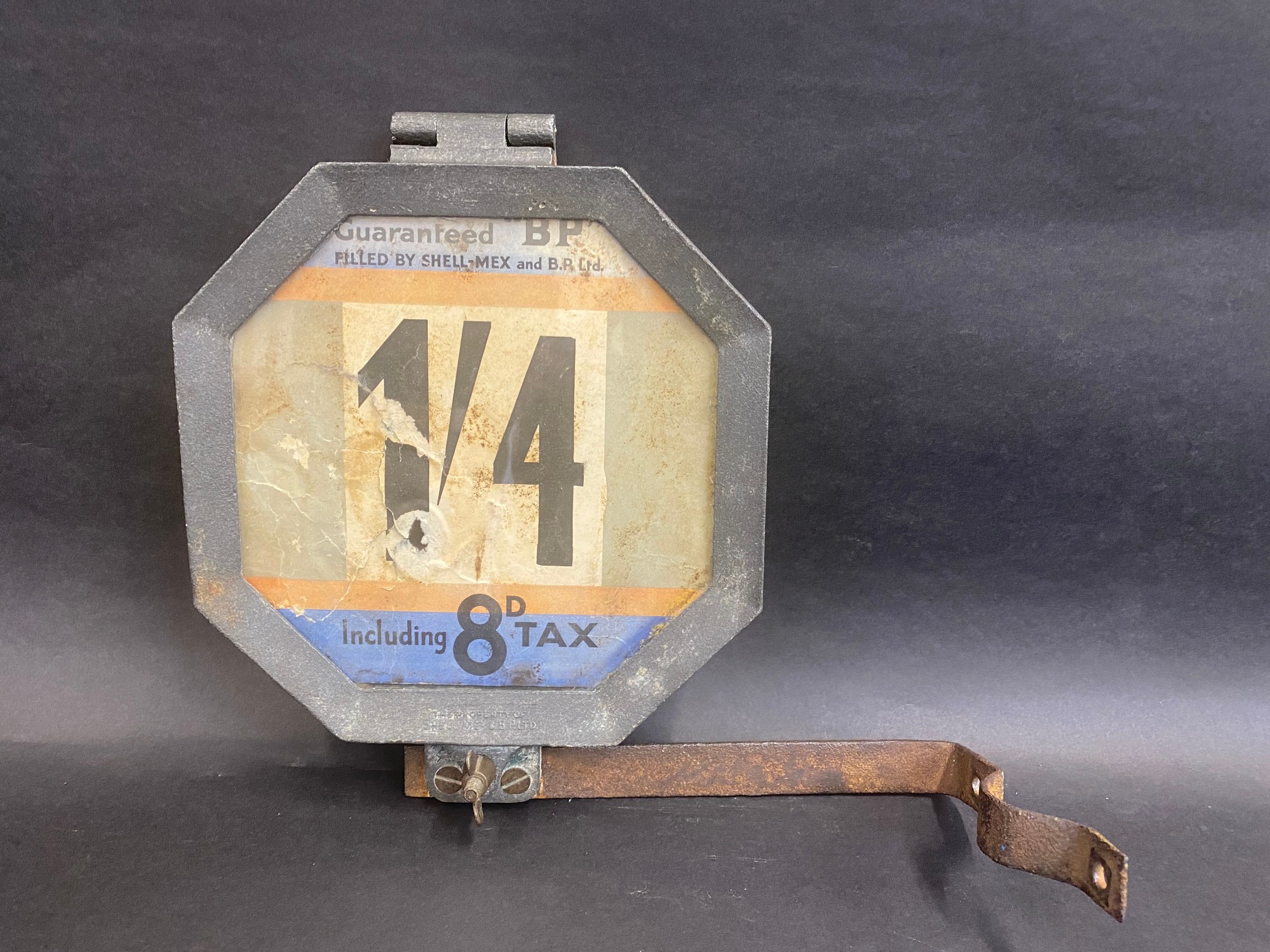 A Shellmex & CP Ltd octagonal double sided petrol pump price tag on original bracket. - Image 4 of 5