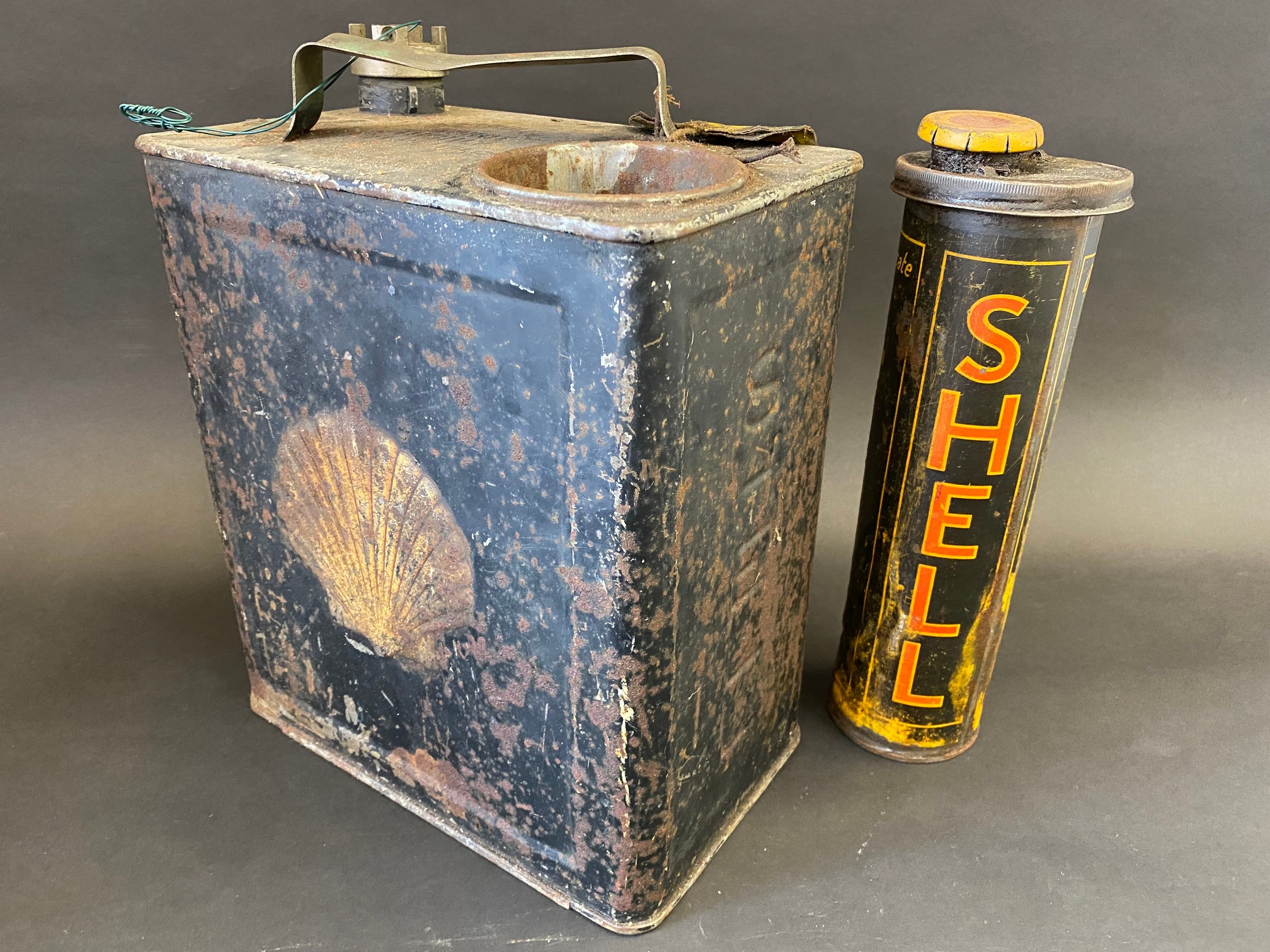 A Shell Duo can with oil canister insert and original cap, still retaining the original supply - Image 5 of 6