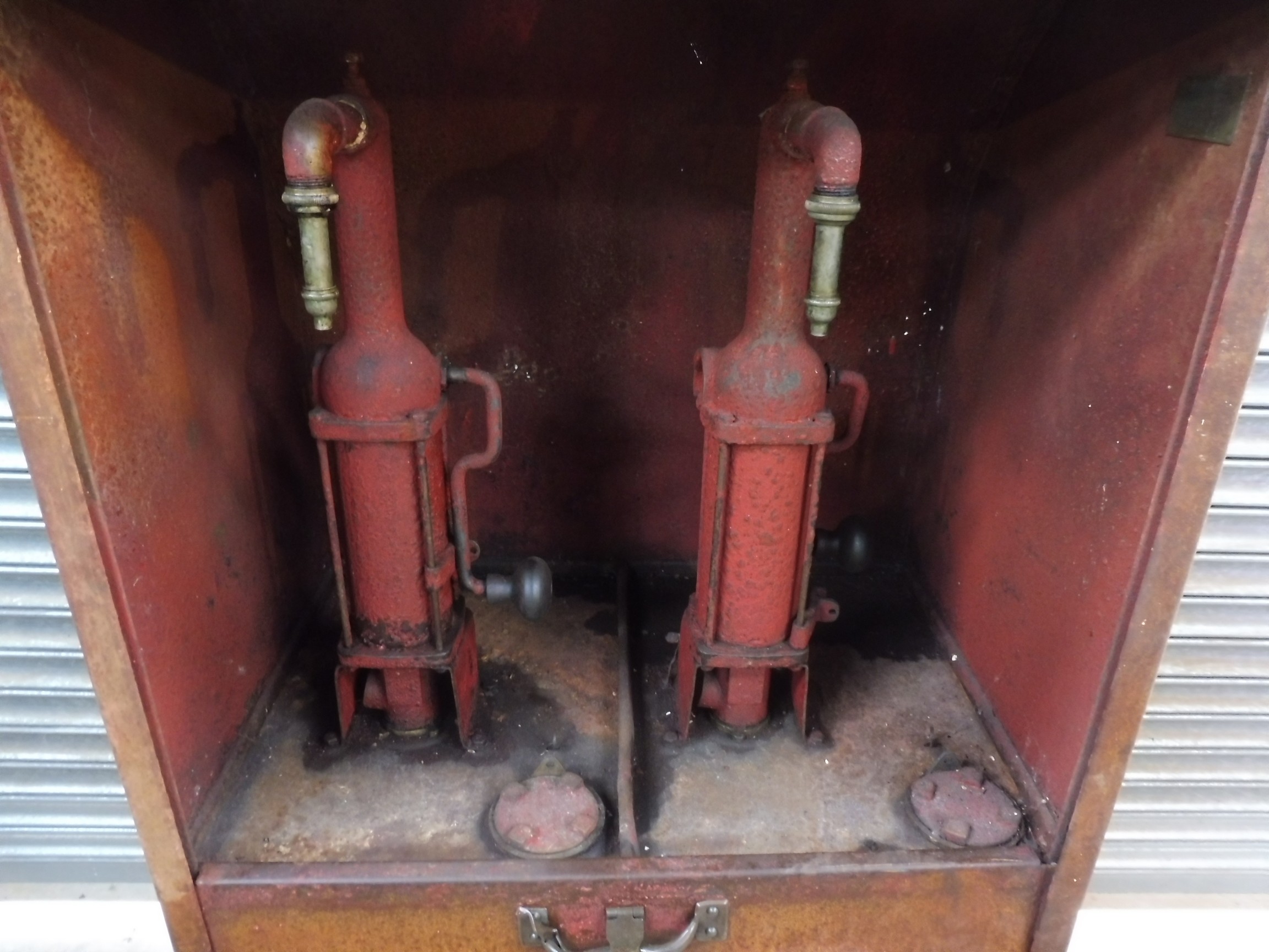 An early Shell garage forecourt oil cabinet with original robot/stick man decoration. - Image 5 of 7