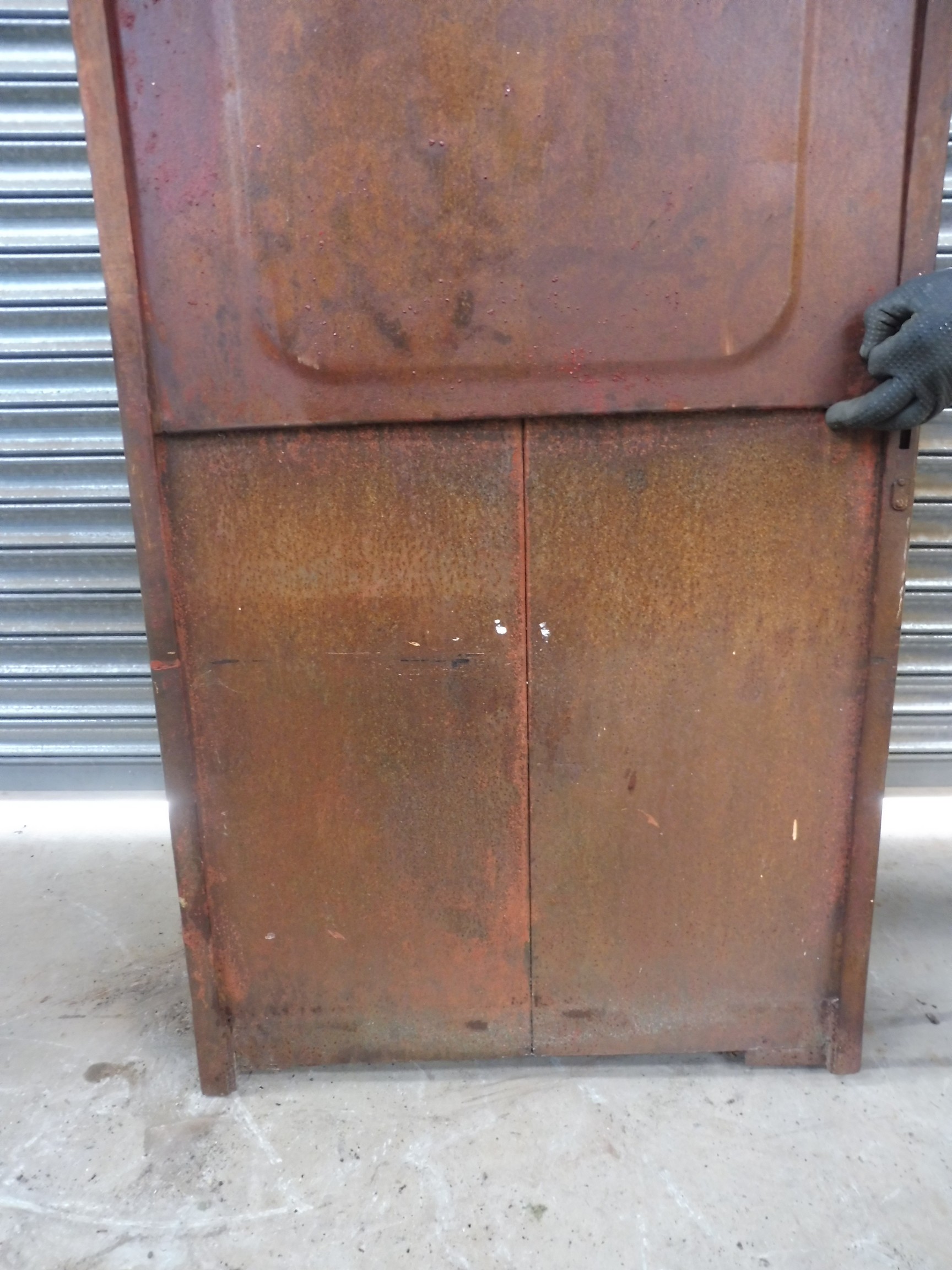 An early Shell garage forecourt oil cabinet with original robot/stick man decoration. - Image 4 of 7