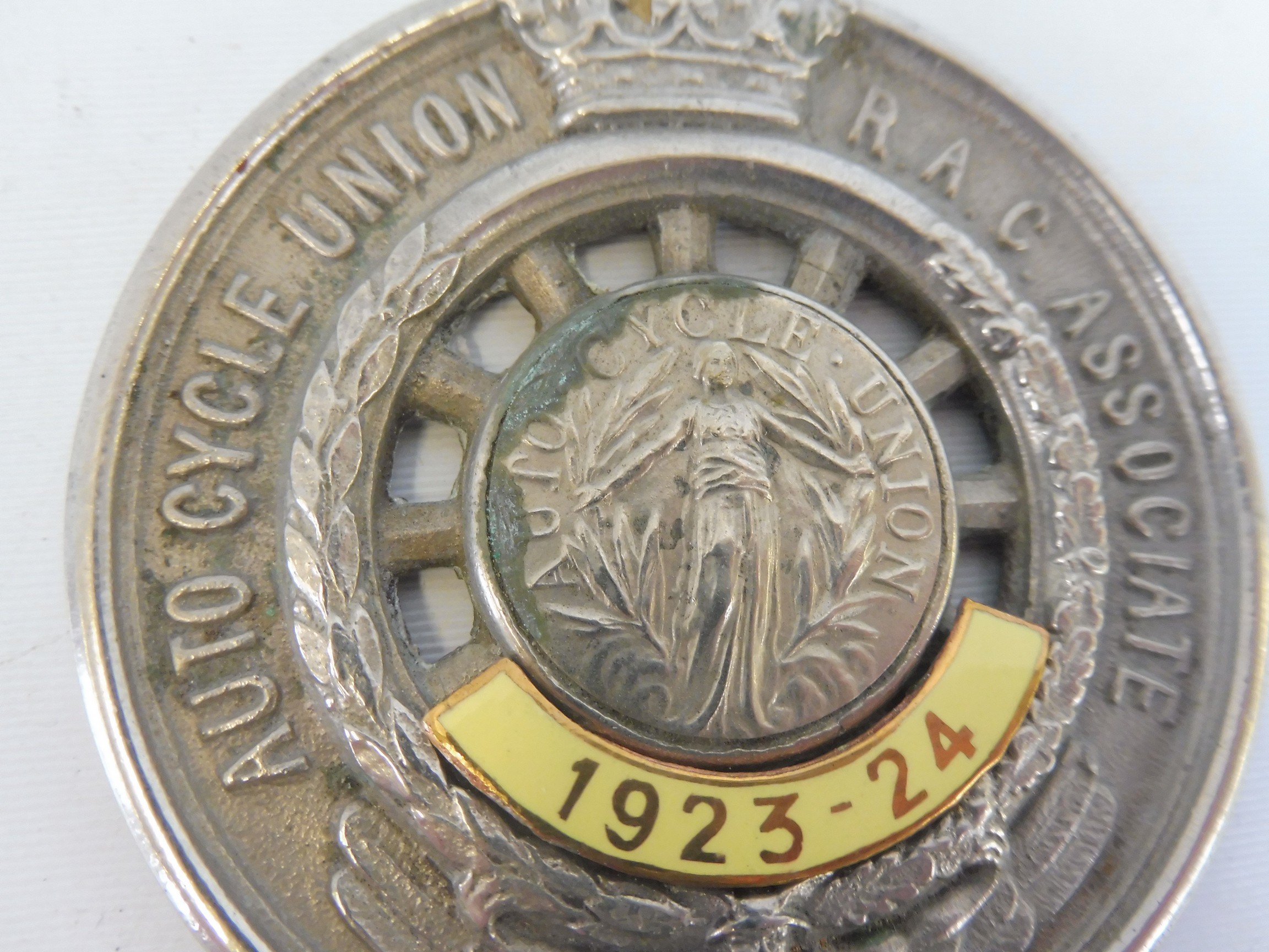 An Auto-Cycle Union R.A.C. Associate badge with enamel date of 1923-24, stamped 90959, marked B' - Image 2 of 3