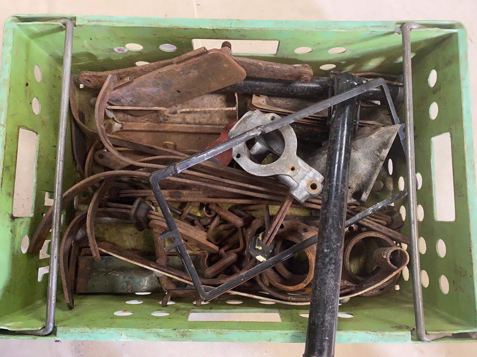 A tray of vintage car parts including Austin.