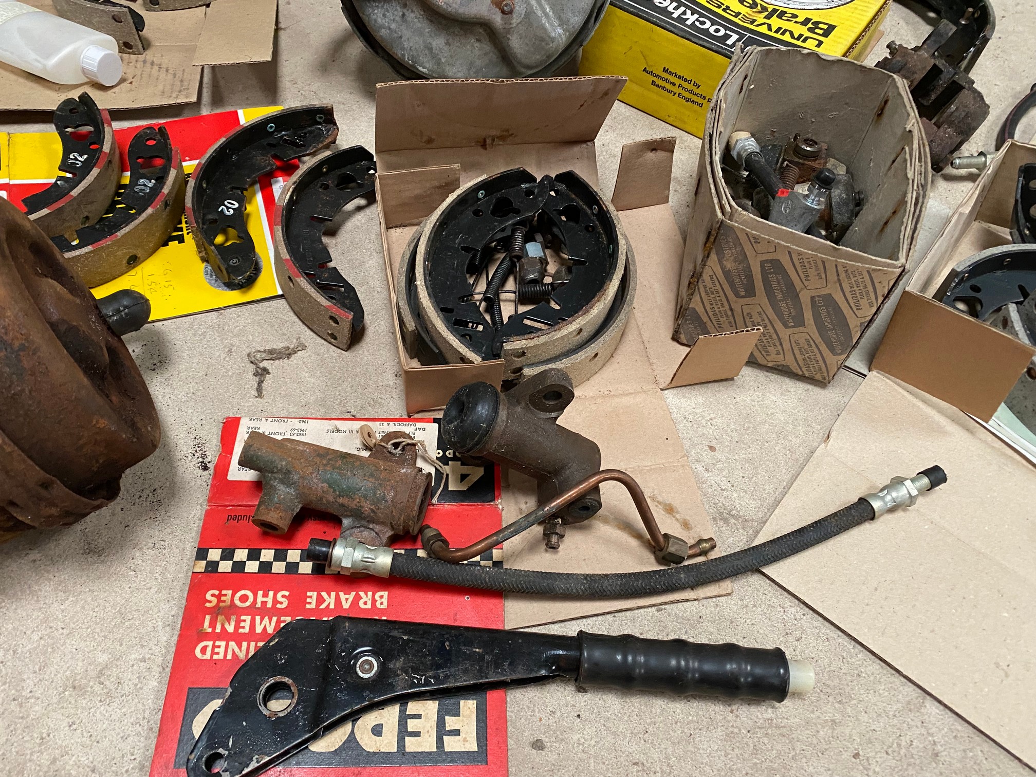 A box of brake pads, two servos, slave cylinders, Ferodo brake shoes etc. - Image 3 of 5