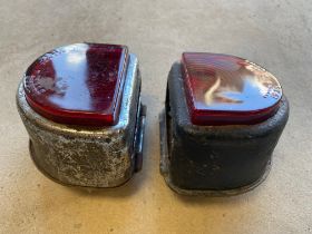 Two 'D' shaped rear lamps.