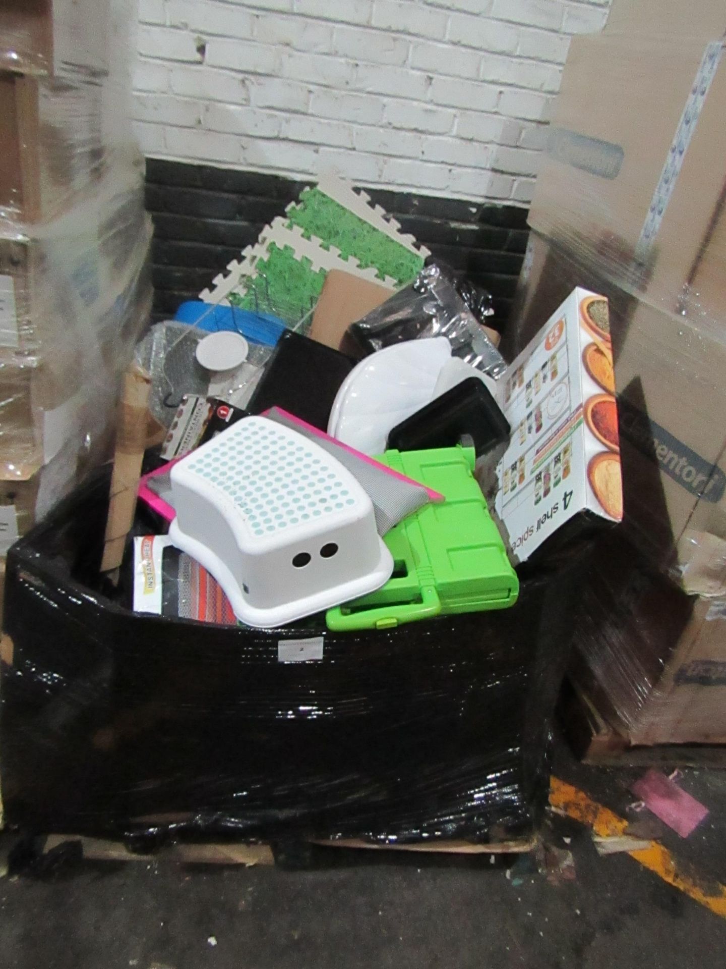 Pallet of Mixed online household returns, condition can range from usable to broken.