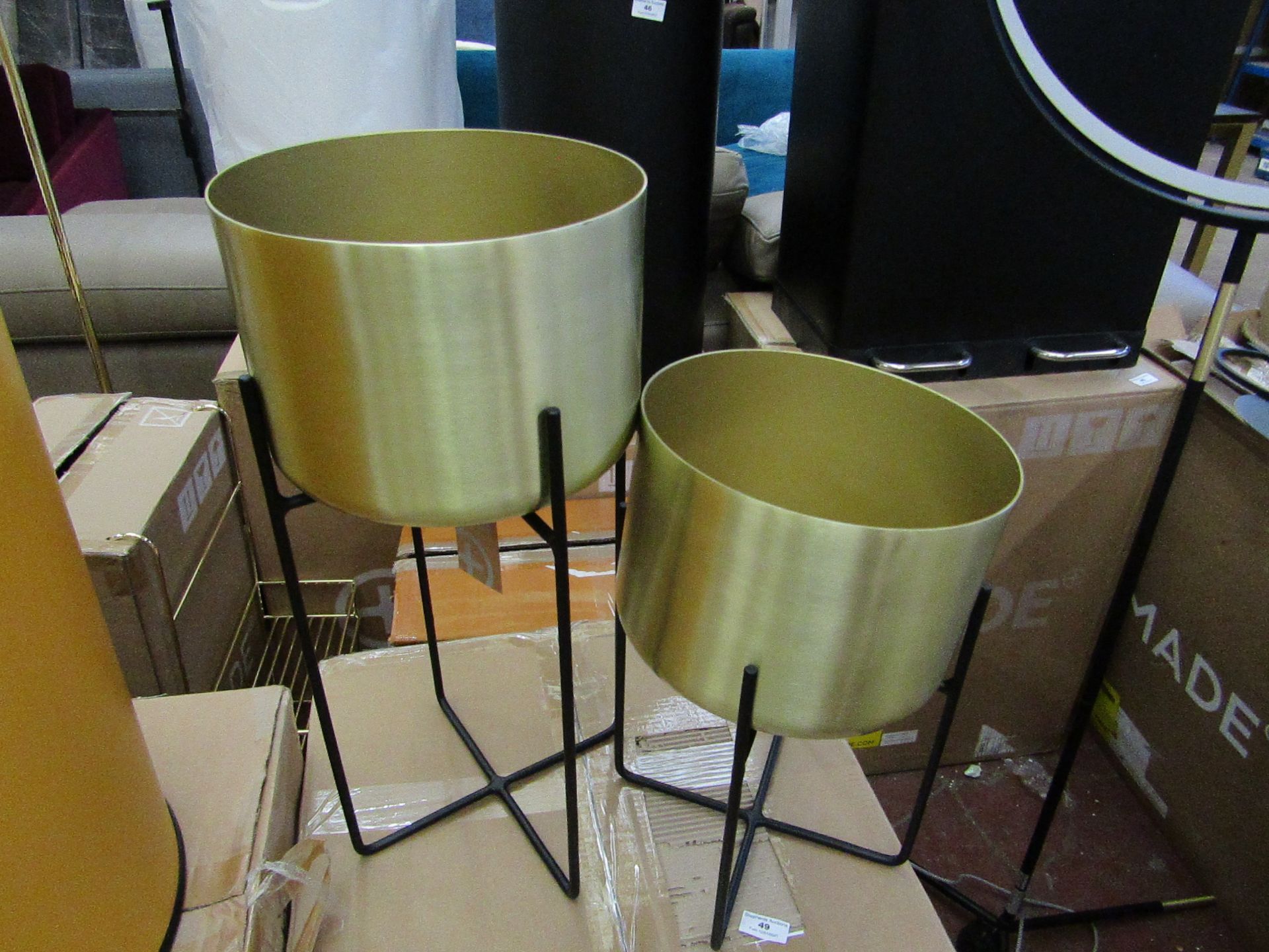 | 1x | MADE.COM SALIX SET OF 2 BRASS PLANTERS WITH STANDS | NO VISIBLE DAMAGE WITH ORIGINAL BOX |