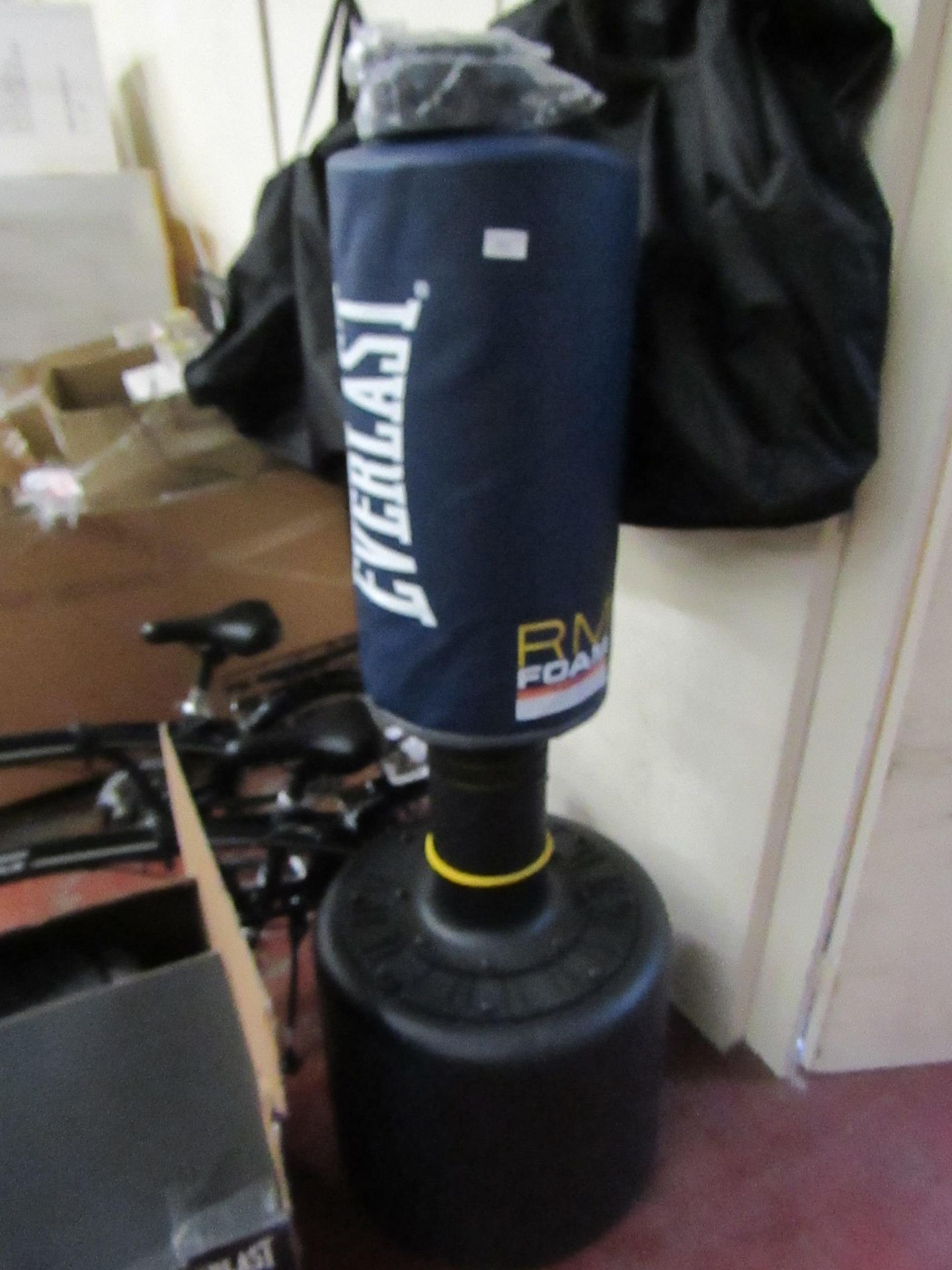 Everlast power core heavy bag kit, has a plate missing thet fixes the bag pole to the base, no box