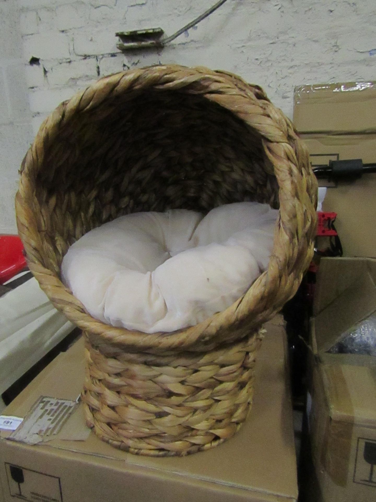 | 1x | PAWHUT CATS WOVEN BANANA LEAF ELEVATED BASKET BED W/ CUSHION BROWN | GOOD CONDITION & BOXED |