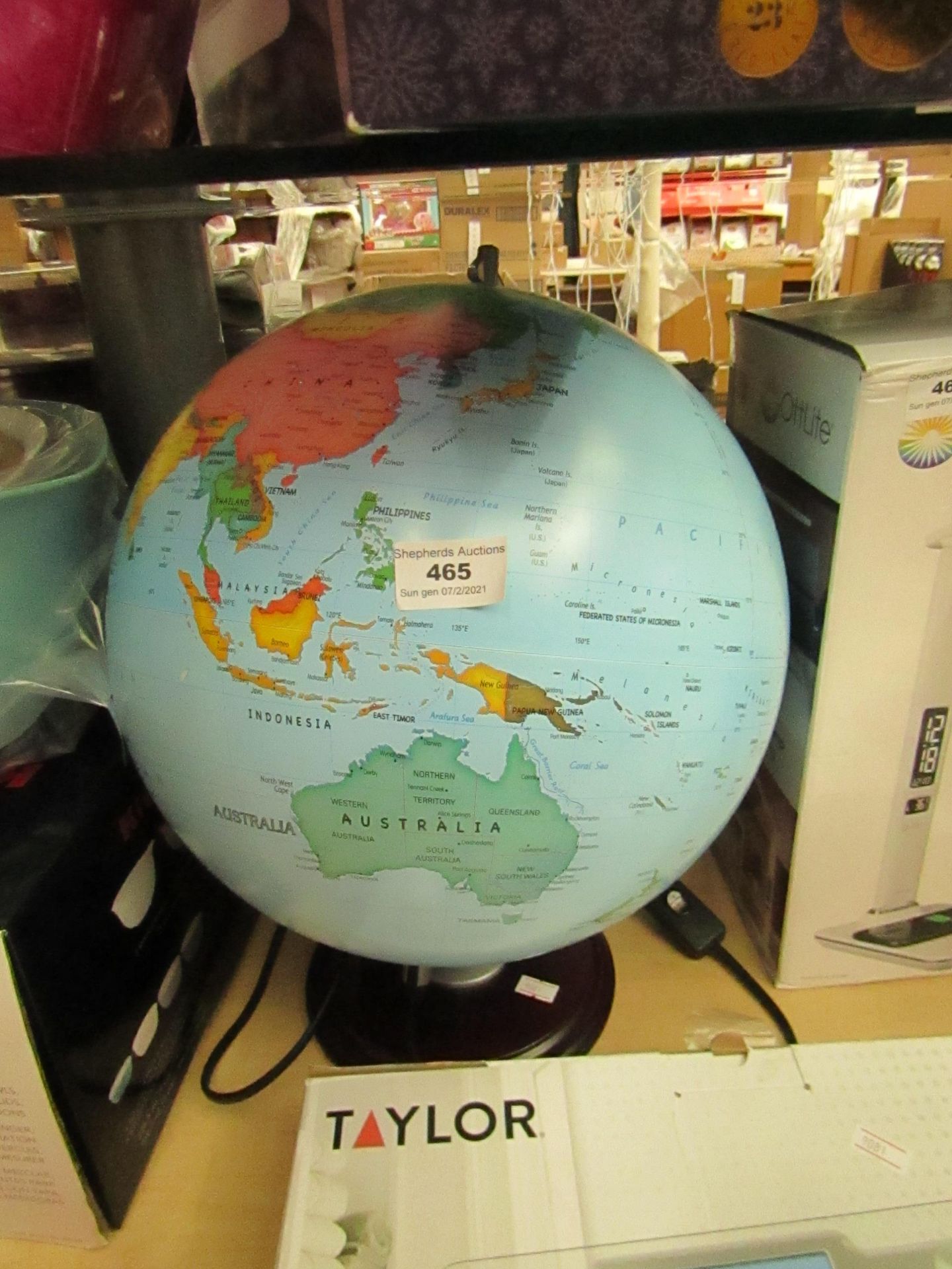 1 x Illuminated Globe of the World (requires new bulb)