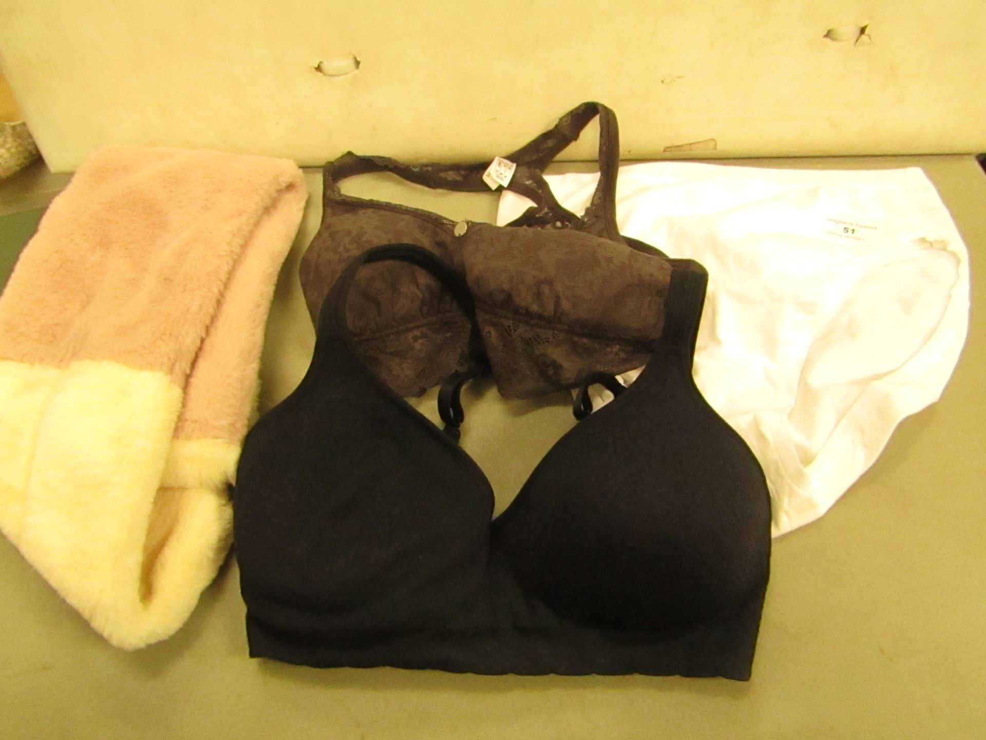 4 X Items Being.1X DKNY Bra Size M,1X Carole Hochman Bra Size M,1 X It.Se.Bit.Se Briefs Size L & 1 X