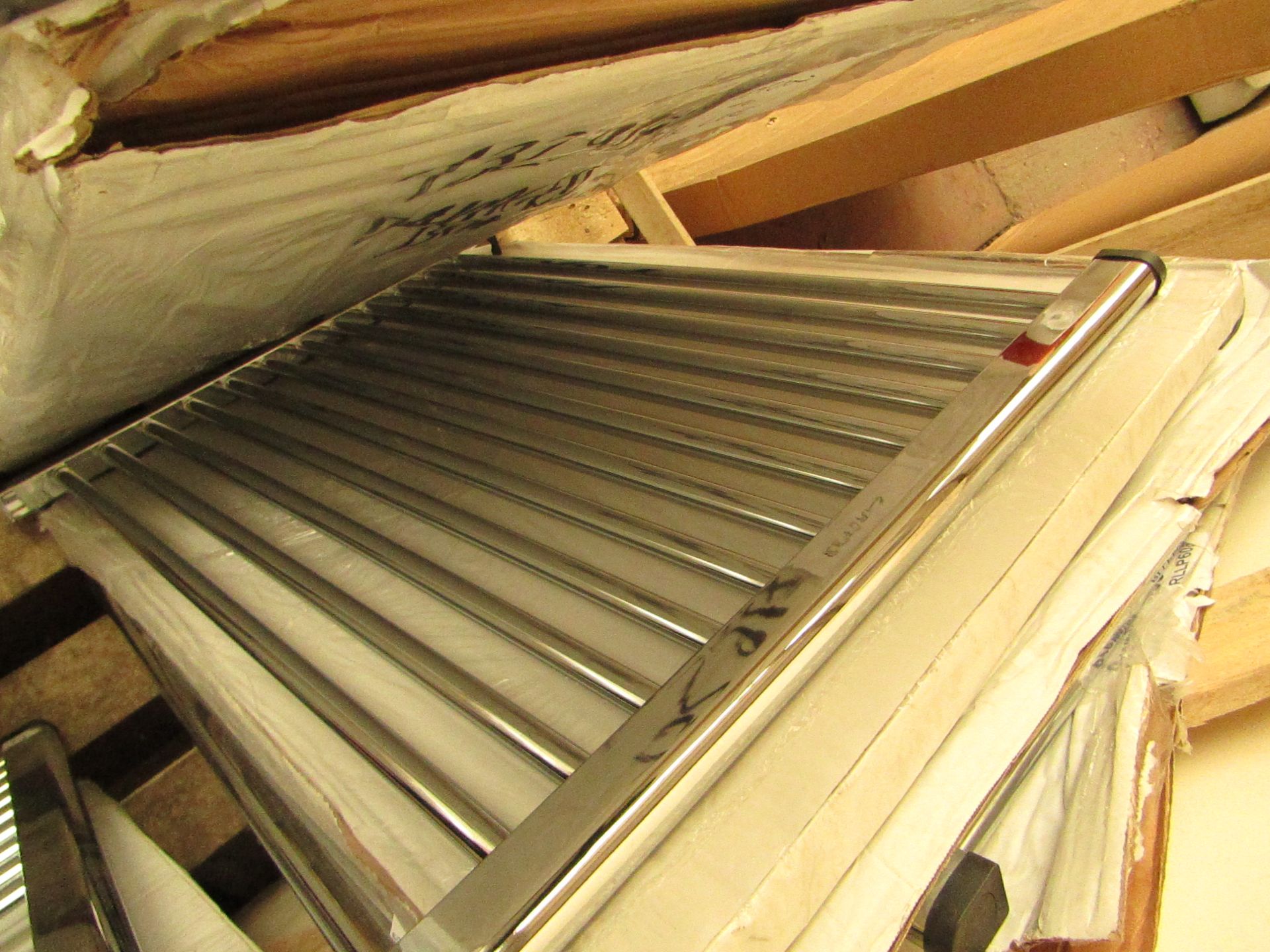 Loco straight towel rail 800 x 600, ex-display. Please note, this lot may contain marks, missing