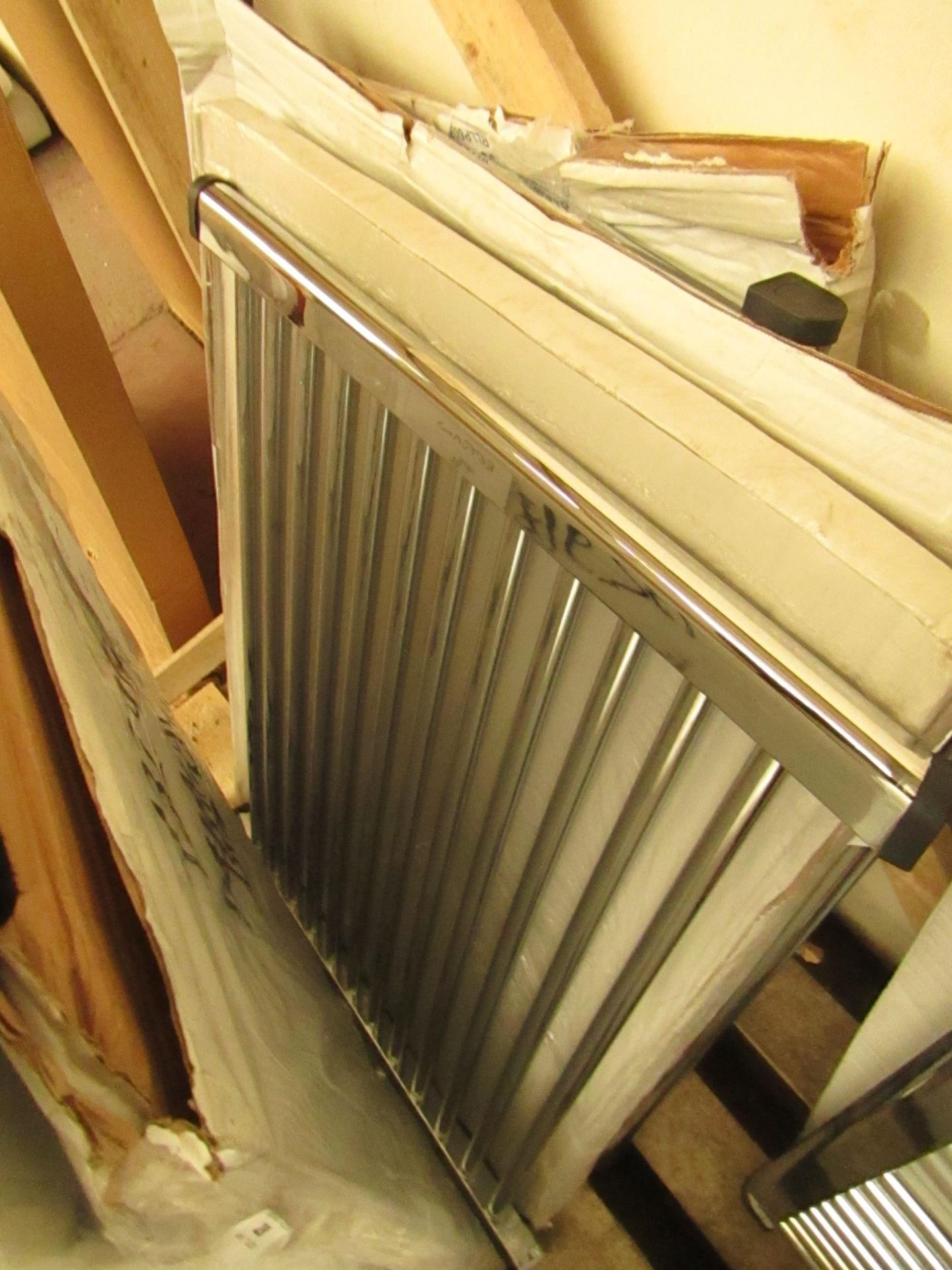 Loco straight towel rail 800 x 600, ex-display. Please note, this lot may contain marks, missing