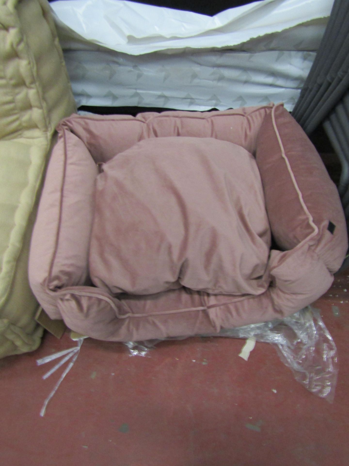 | 1X | MADE.COM KYSLER EXTRA LARGE PET BED IN VELVET PINK | LOOKS UNUSED (NO GUARANTEE) AND